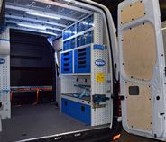 03_Sprinter vybavený s prvkom na zaistenie kufríkov, držiakom na zverák, zásuvkami 
